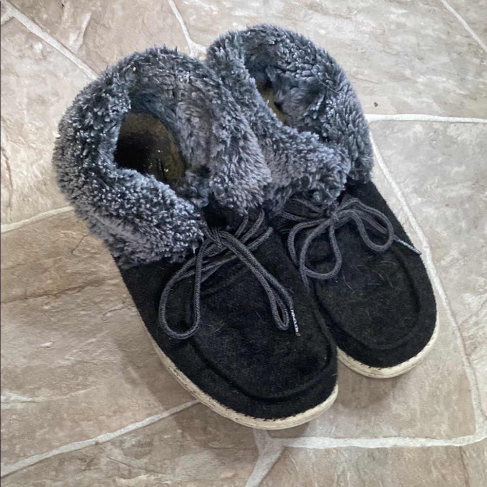 Hey Dude Black and Gray Fur-Lined Shoes
